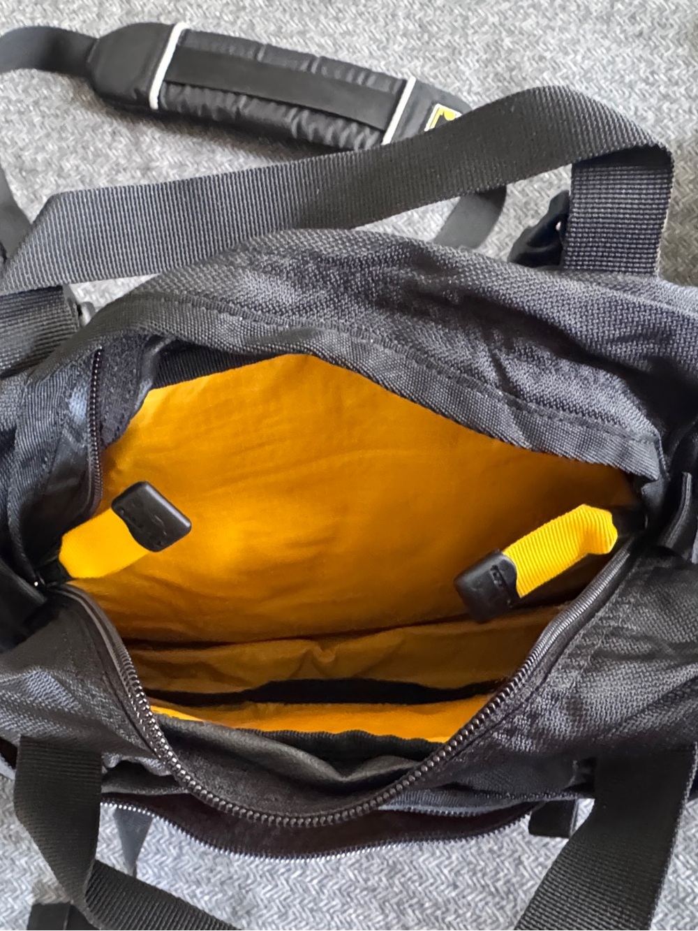 Mountainsmith Black and Yellow hip pack - Picture 3 of 6